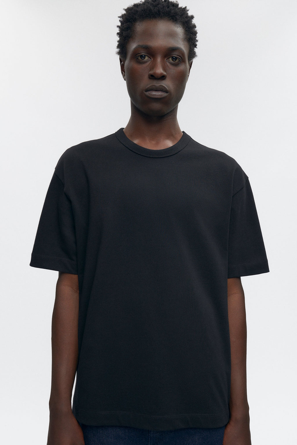 Jonathan is 6’2, a regular L and is wearing an L.