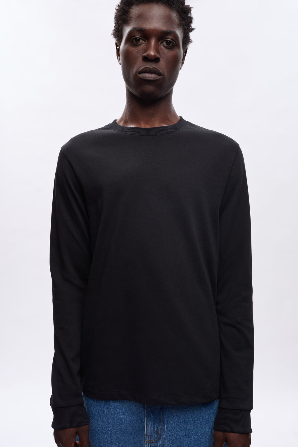 Jonathan is 6’2, a regular L and is wearing an L.