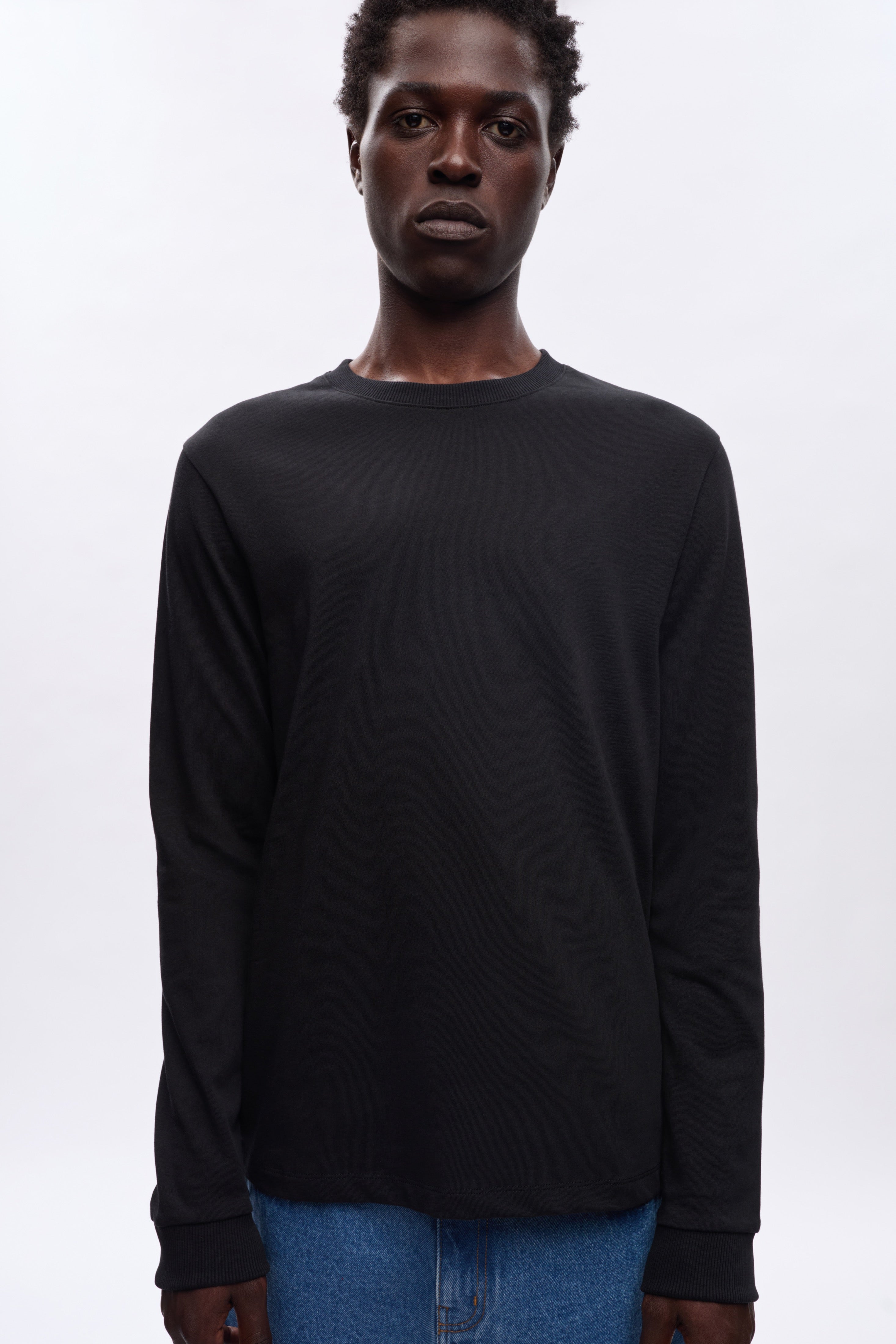 Jonathan is 6’2, a regular L and is wearing an L.
